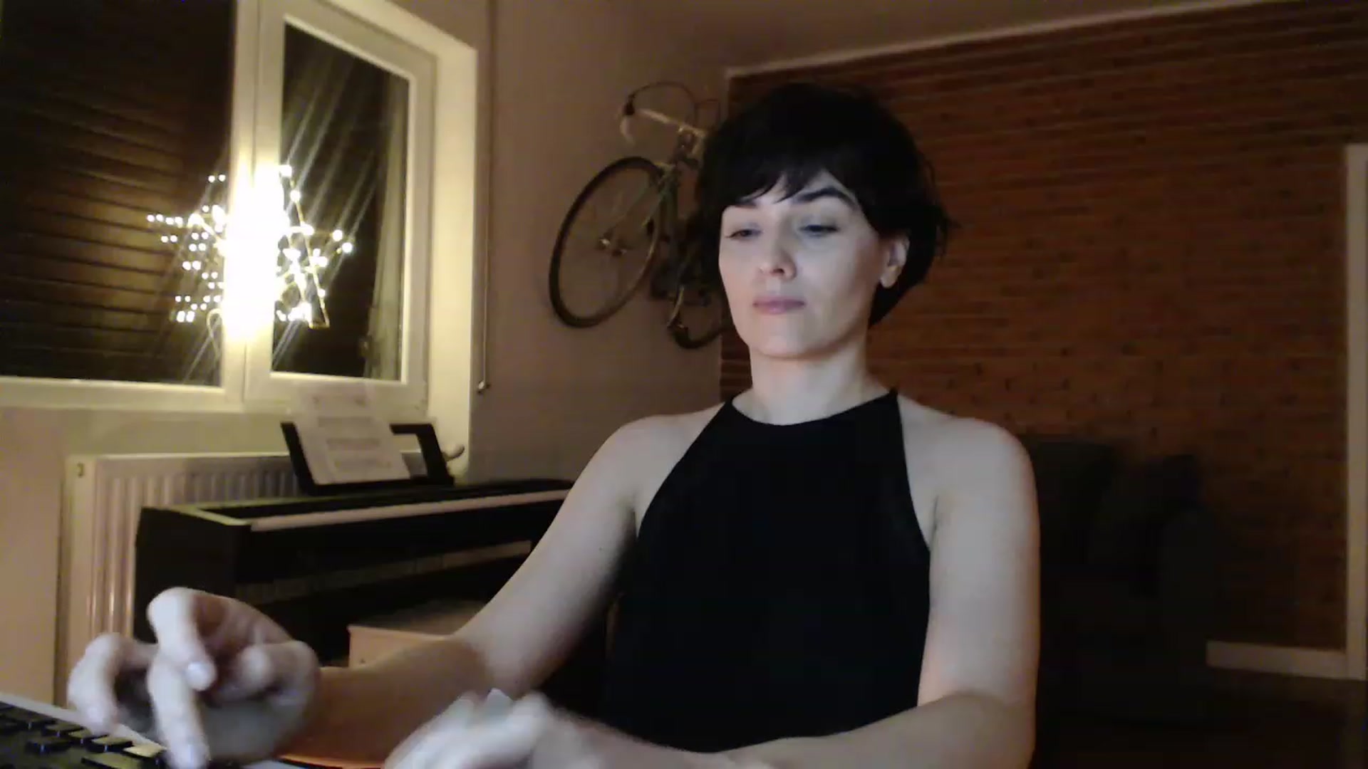 Gallery image thumbnail from Aylesh's myfreecams stream on, 12/27/2022, 24:49 image 2 of 20
