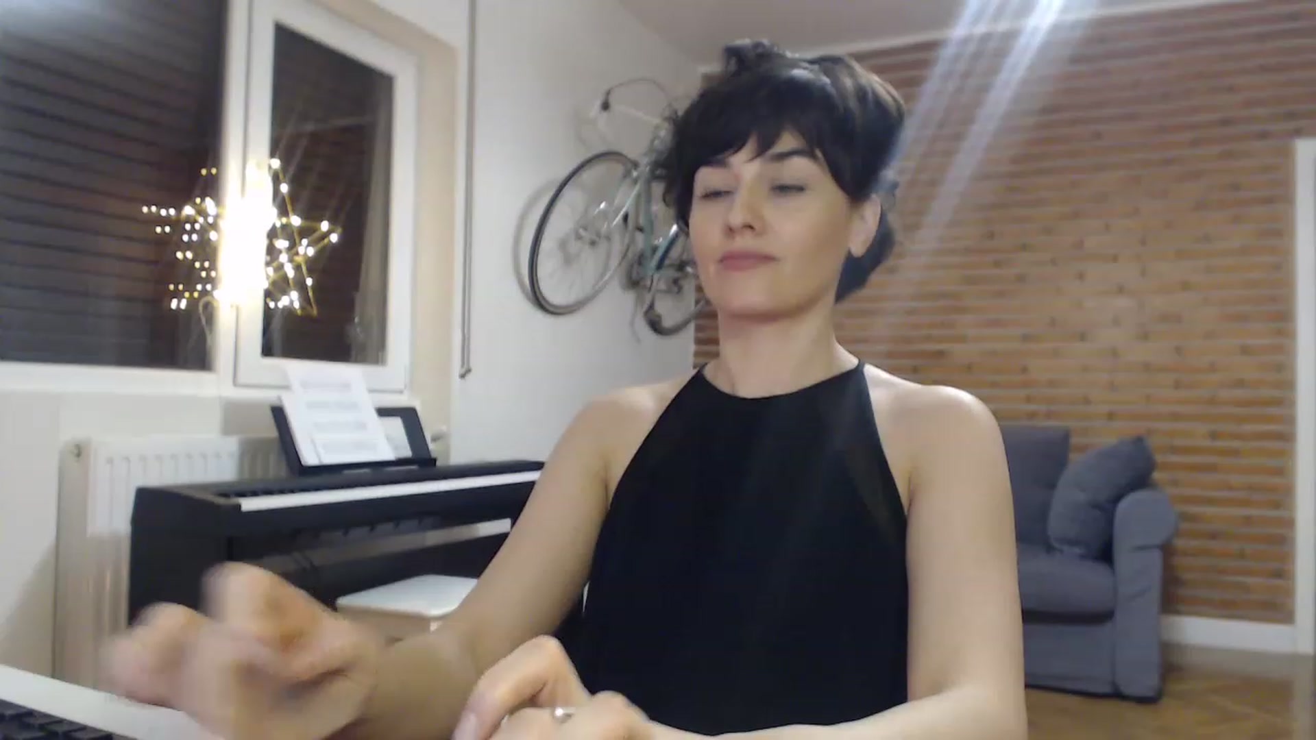 Gallery image thumbnail from Aylesh's myfreecams stream on, 12/27/2022, 24:49 image 12 of 20