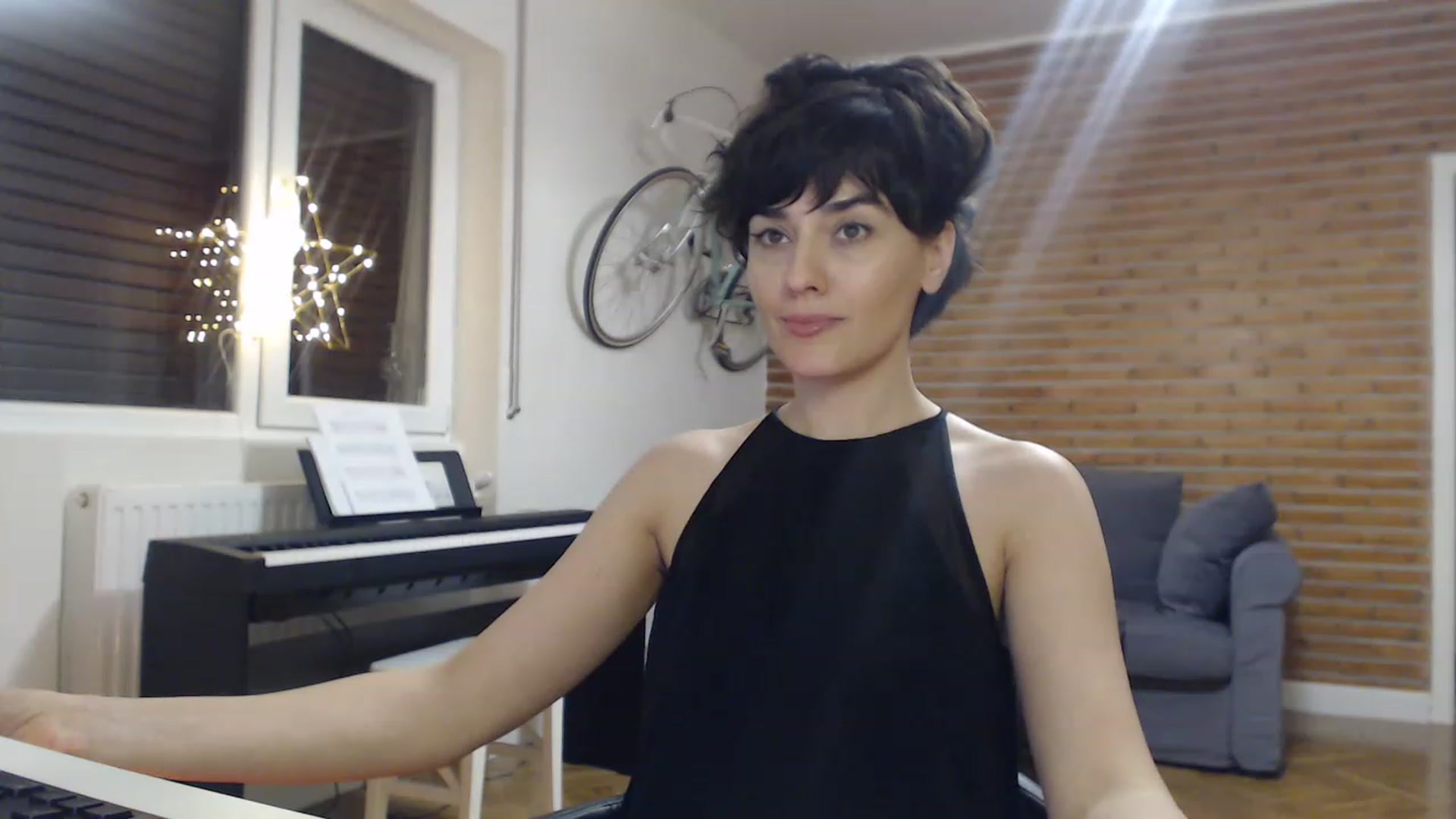 Gallery image thumbnail from Aylesh's myfreecams stream on, 12/27/2022, 24:49 image 14 of 20