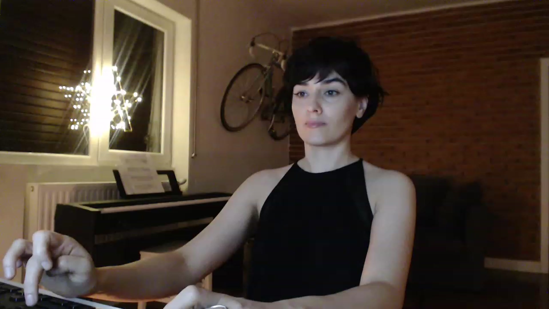 Gallery image thumbnail from Aylesh's myfreecams stream on, 12/27/2022, 24:49 image 4 of 20