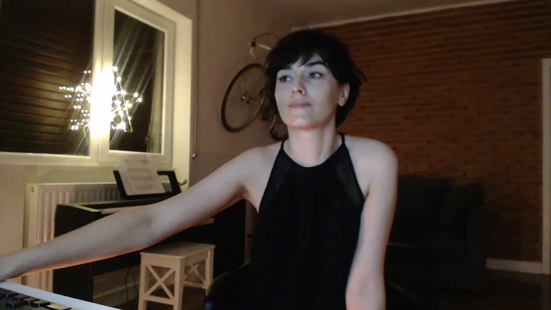 Gallery image thumbnail from Aylesh's myfreecams stream on, 12/27/2022, 24:49 image 8 of 20