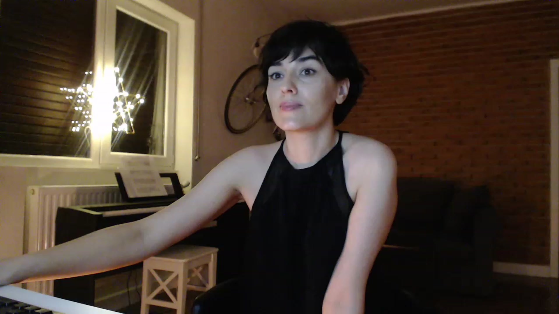 Gallery image thumbnail from Aylesh's myfreecams stream on, 12/27/2022, 24:49 image 9 of 20