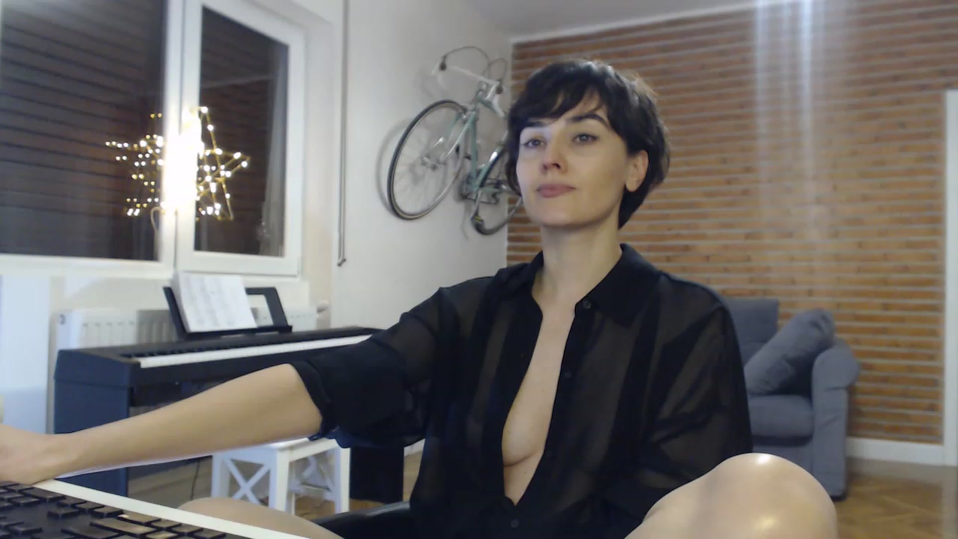 Gallery image thumbnail from Aylesh's myfreecams stream on, 12/30/2022, 23:34 image 2 of 20