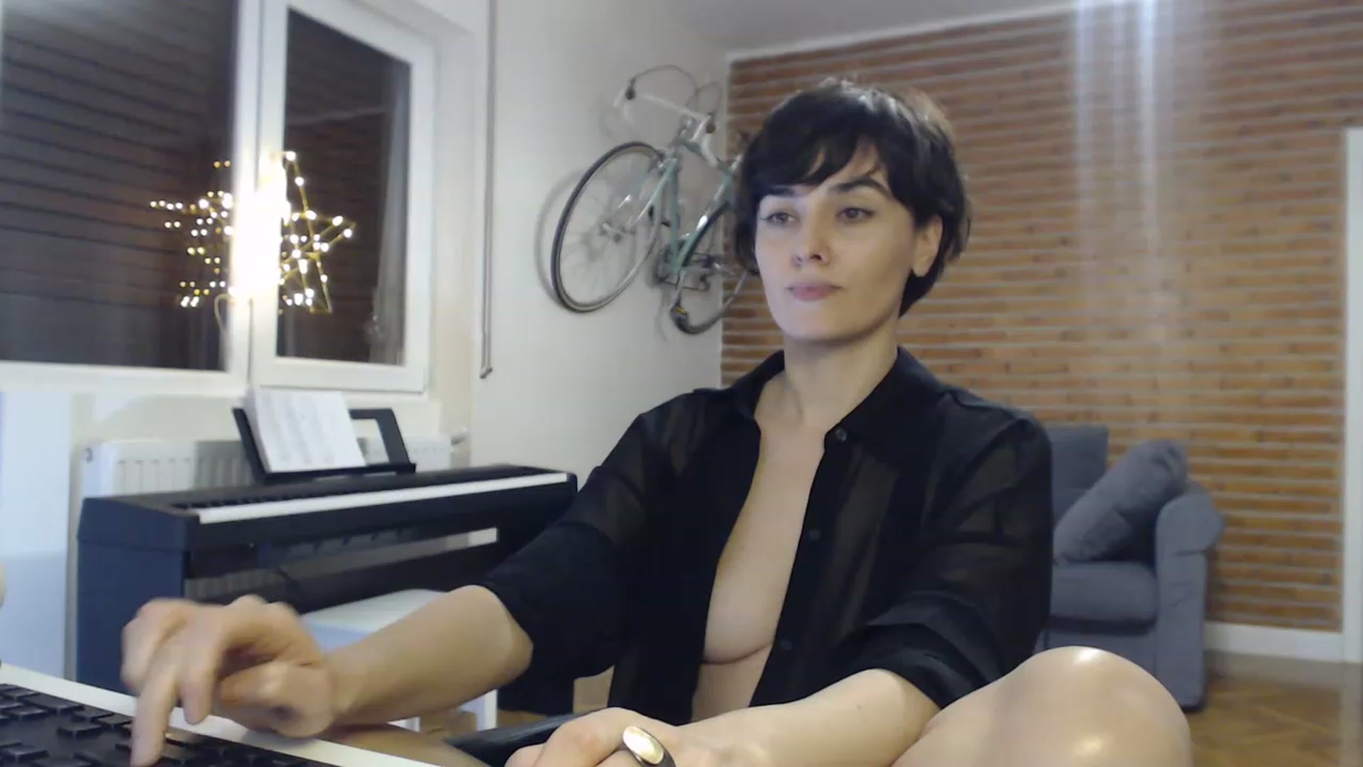 Gallery image thumbnail from Aylesh's myfreecams stream on, 12/30/2022, 23:34 image 5 of 20