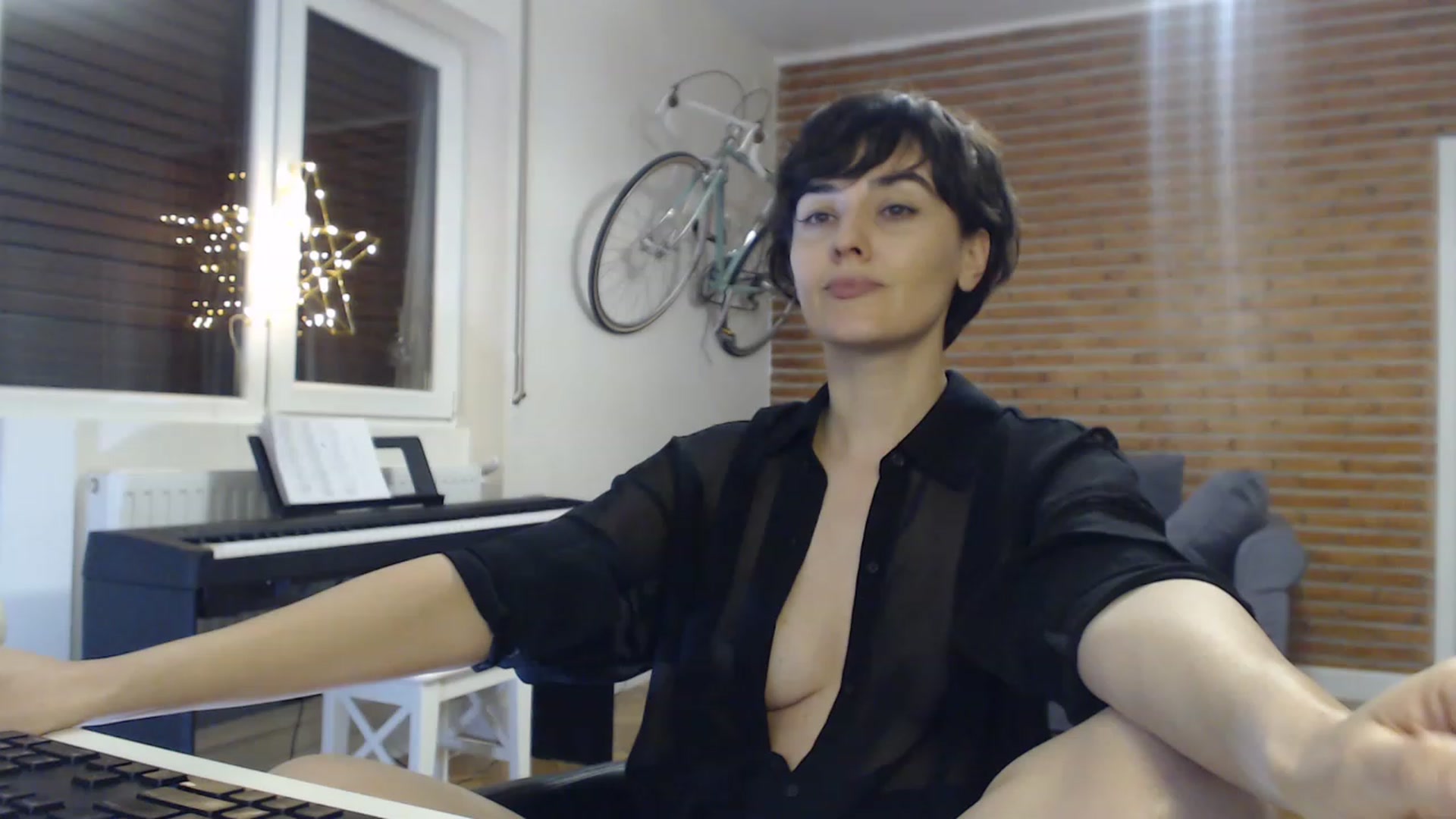 Gallery image thumbnail from Aylesh's myfreecams stream on, 12/30/2022, 23:34 image 3 of 20