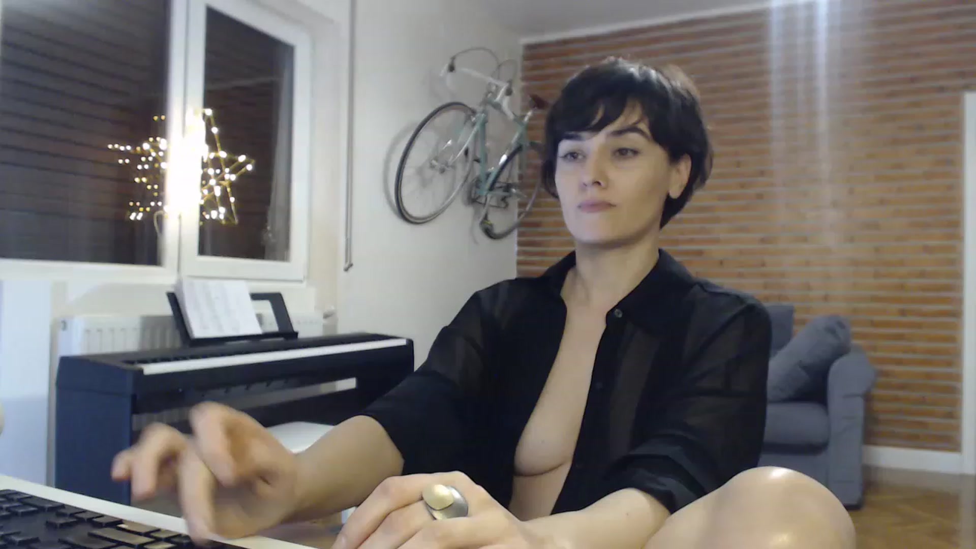 Gallery image thumbnail from Aylesh's myfreecams stream on, 12/30/2022, 23:34 image 7 of 20