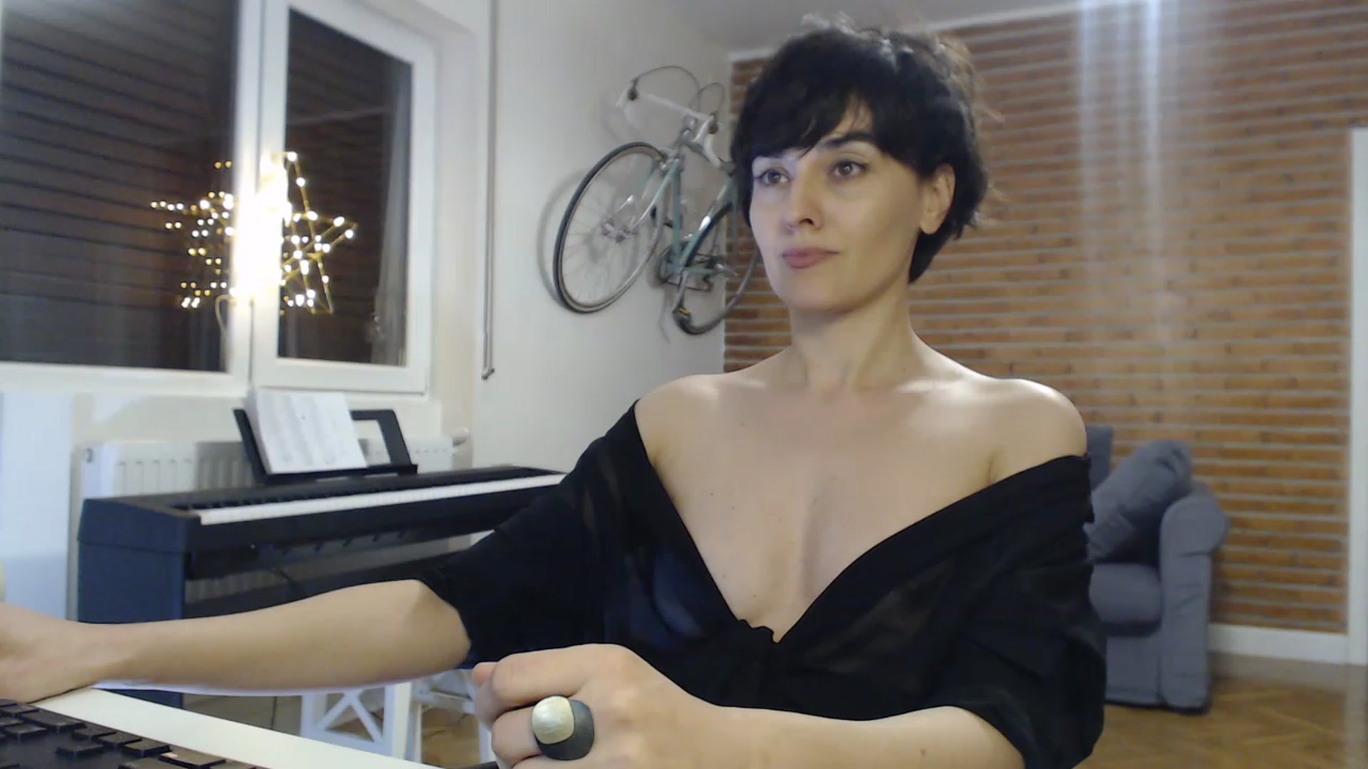 Gallery image thumbnail from Aylesh's myfreecams stream on, 12/30/2022, 23:34 image 15 of 20