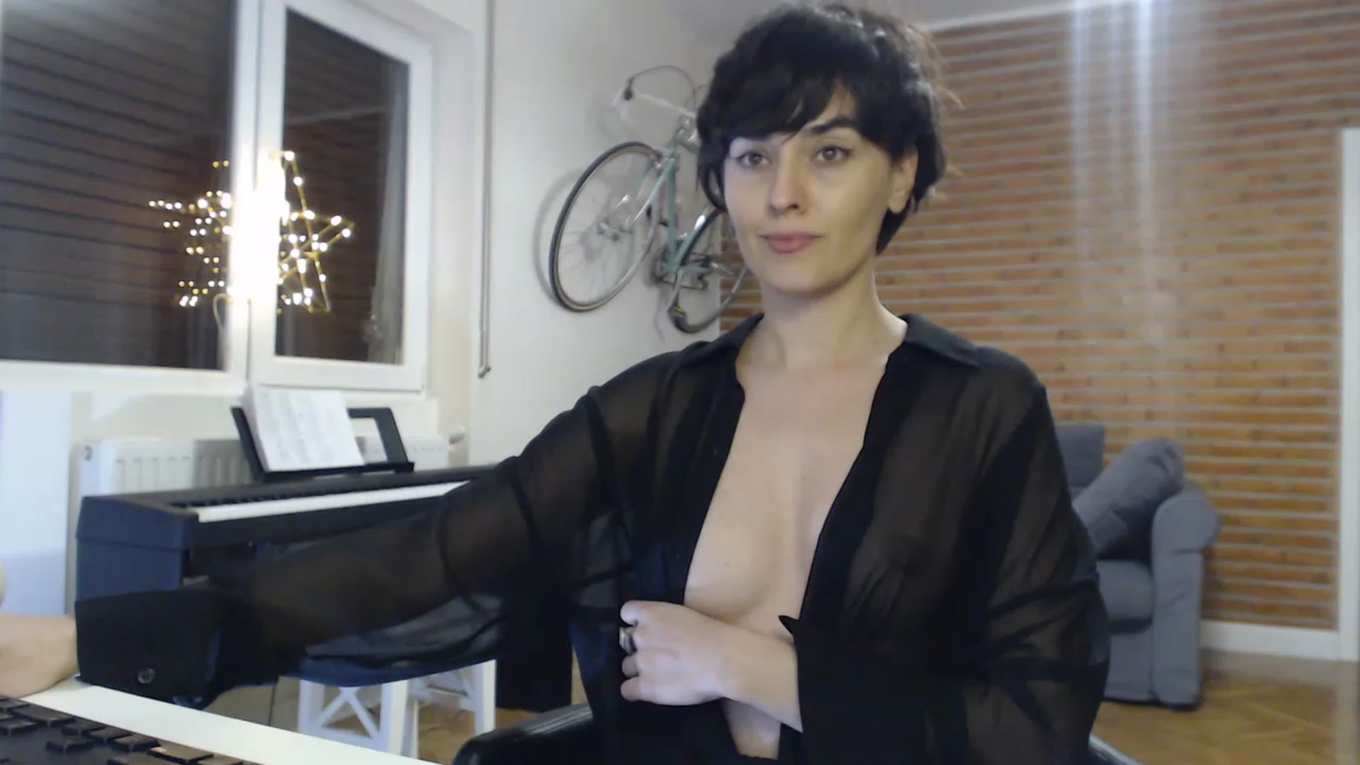 Gallery image thumbnail from Aylesh's myfreecams stream on, 12/30/2022, 23:34 image 19 of 20