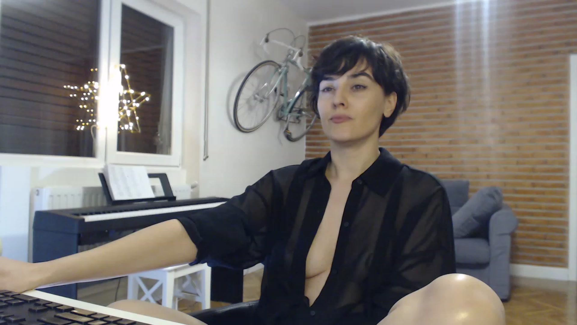Gallery image thumbnail from Aylesh's myfreecams stream on, 12/30/2022, 23:34 image 1 of 20