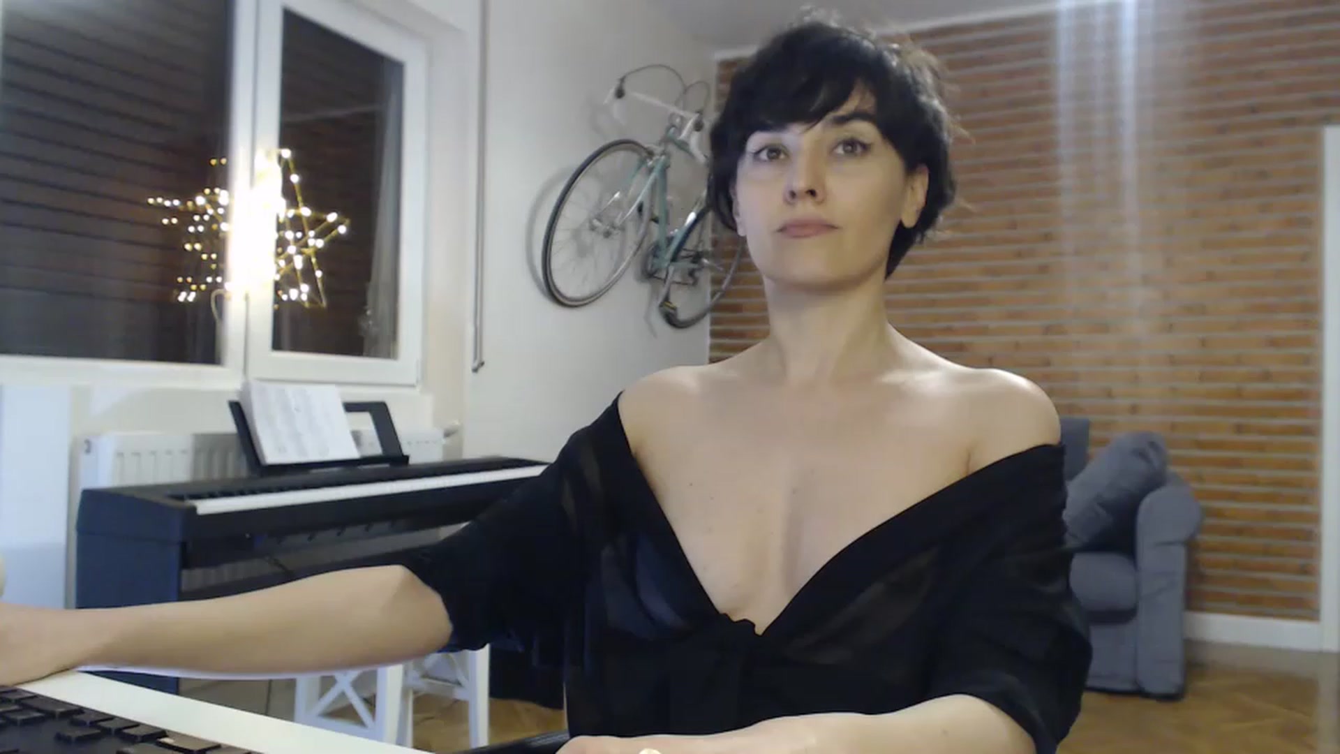 Gallery image thumbnail from Aylesh's myfreecams stream on, 12/30/2022, 23:34 image 14 of 20