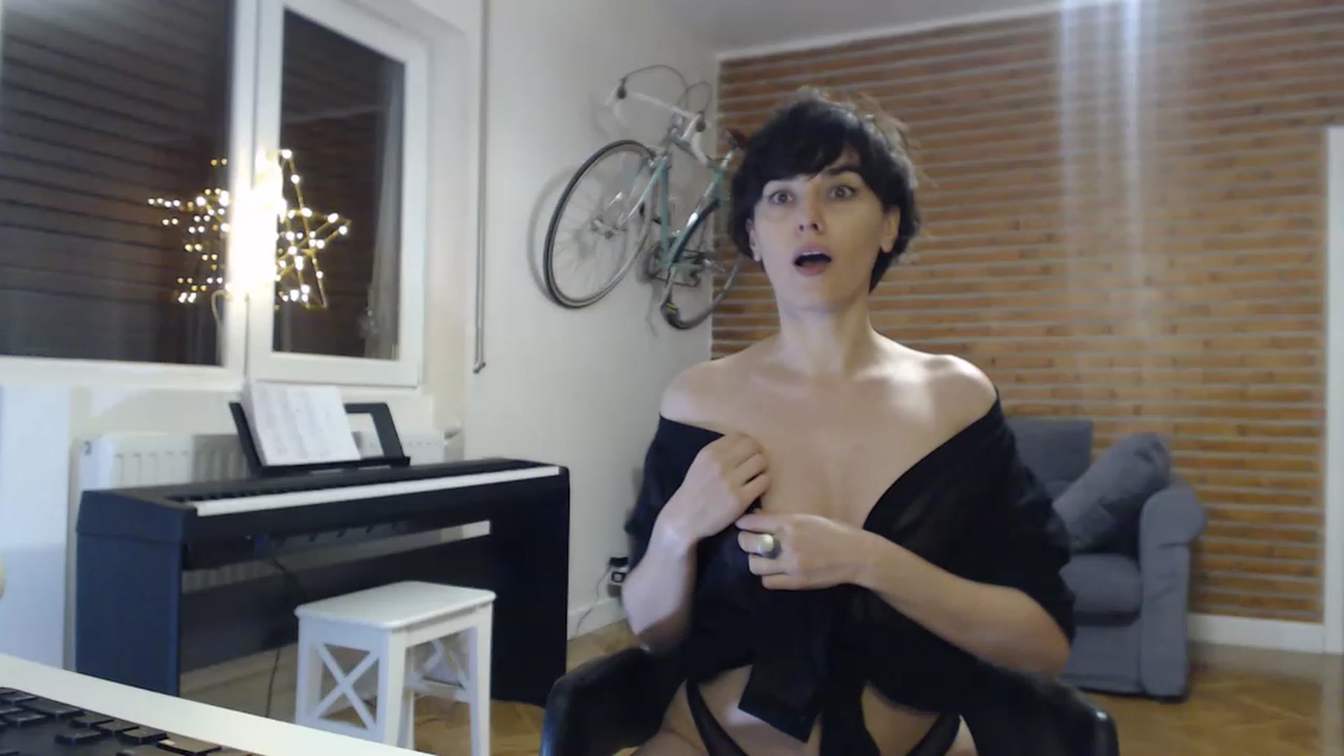 Gallery image thumbnail from Aylesh's myfreecams stream on, 12/30/2022, 23:34 image 12 of 20