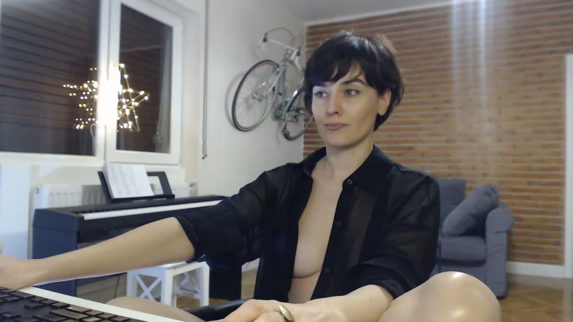 Gallery image thumbnail from Aylesh's myfreecams stream on, 12/30/2022, 23:34 image 4 of 20