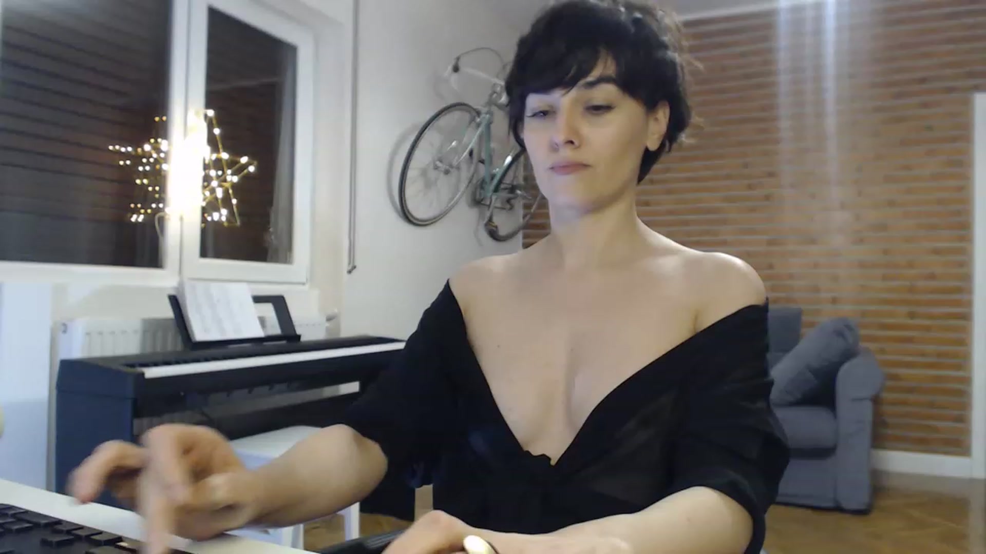 Gallery image thumbnail from Aylesh's myfreecams stream on, 12/30/2022, 23:34 image 13 of 20