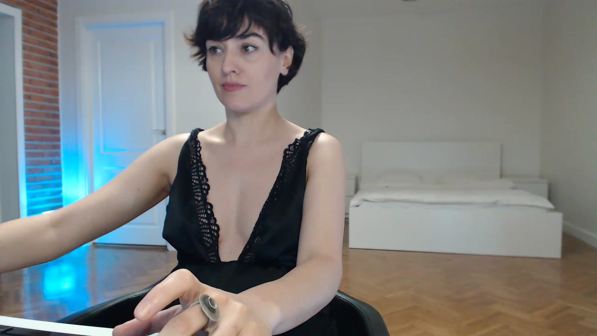 Gallery image thumbnail from Aylesh's myfreecams stream on, 01/19/2023, 21:34 image 10 of 20