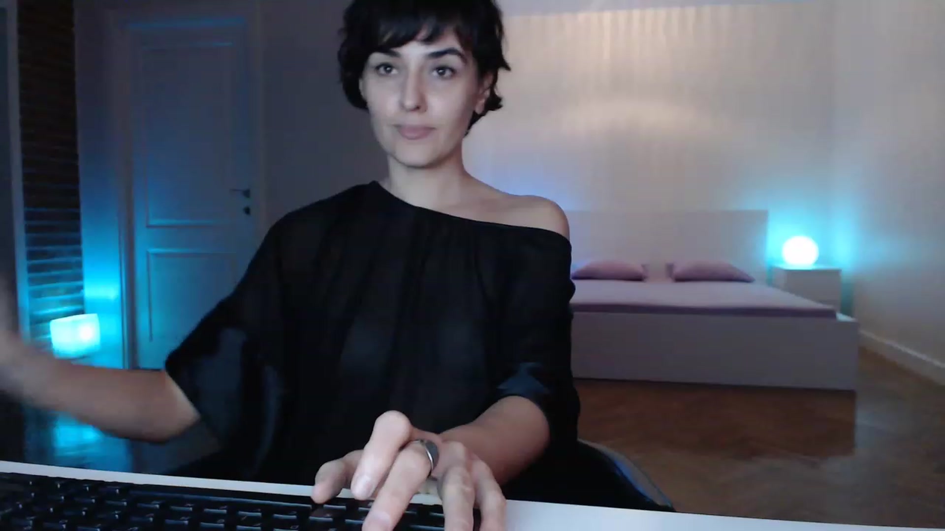 Gallery image thumbnail from Aylesh's myfreecams stream on, 04/09/2023, 17:19 image 4 of 20