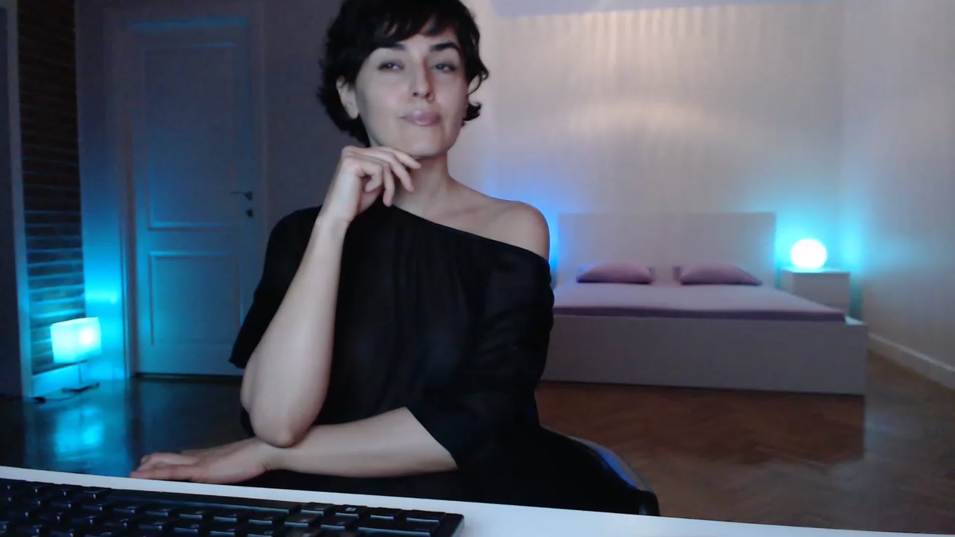 Gallery image thumbnail from Aylesh's myfreecams stream on, 04/09/2023, 17:19 image 9 of 20