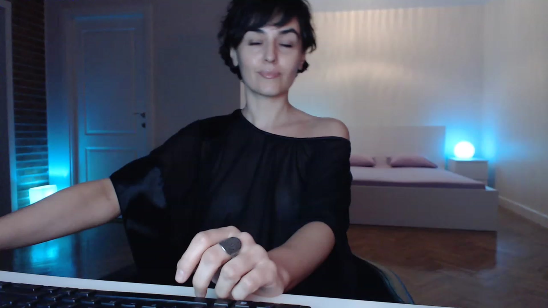 Gallery image thumbnail from Aylesh's myfreecams stream on, 04/09/2023, 20:35 image 6 of 20