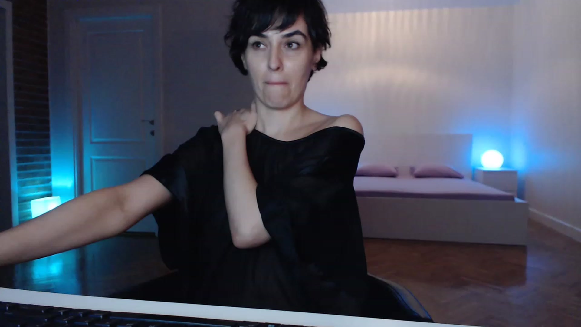 Gallery image thumbnail from Aylesh's myfreecams stream on, 04/09/2023, 20:35 image 1 of 20
