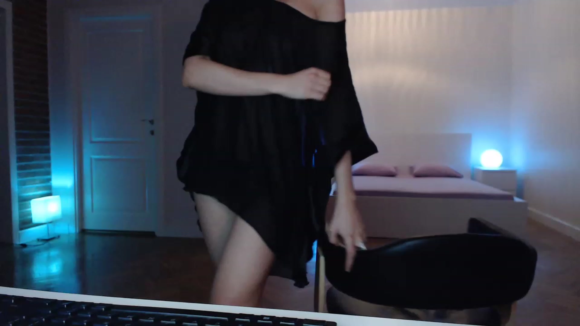 Gallery image thumbnail from Aylesh's myfreecams stream on, 04/09/2023, 20:35 image 9 of 20