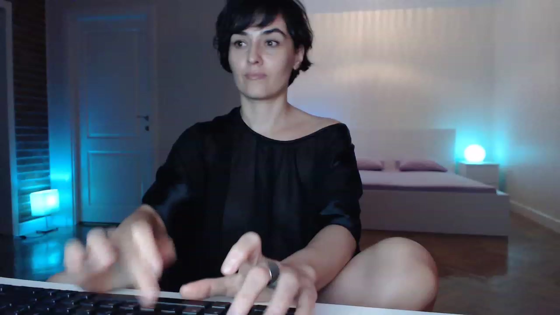 Gallery image thumbnail from Aylesh's myfreecams stream on, 04/09/2023, 21:48 image 2 of 20