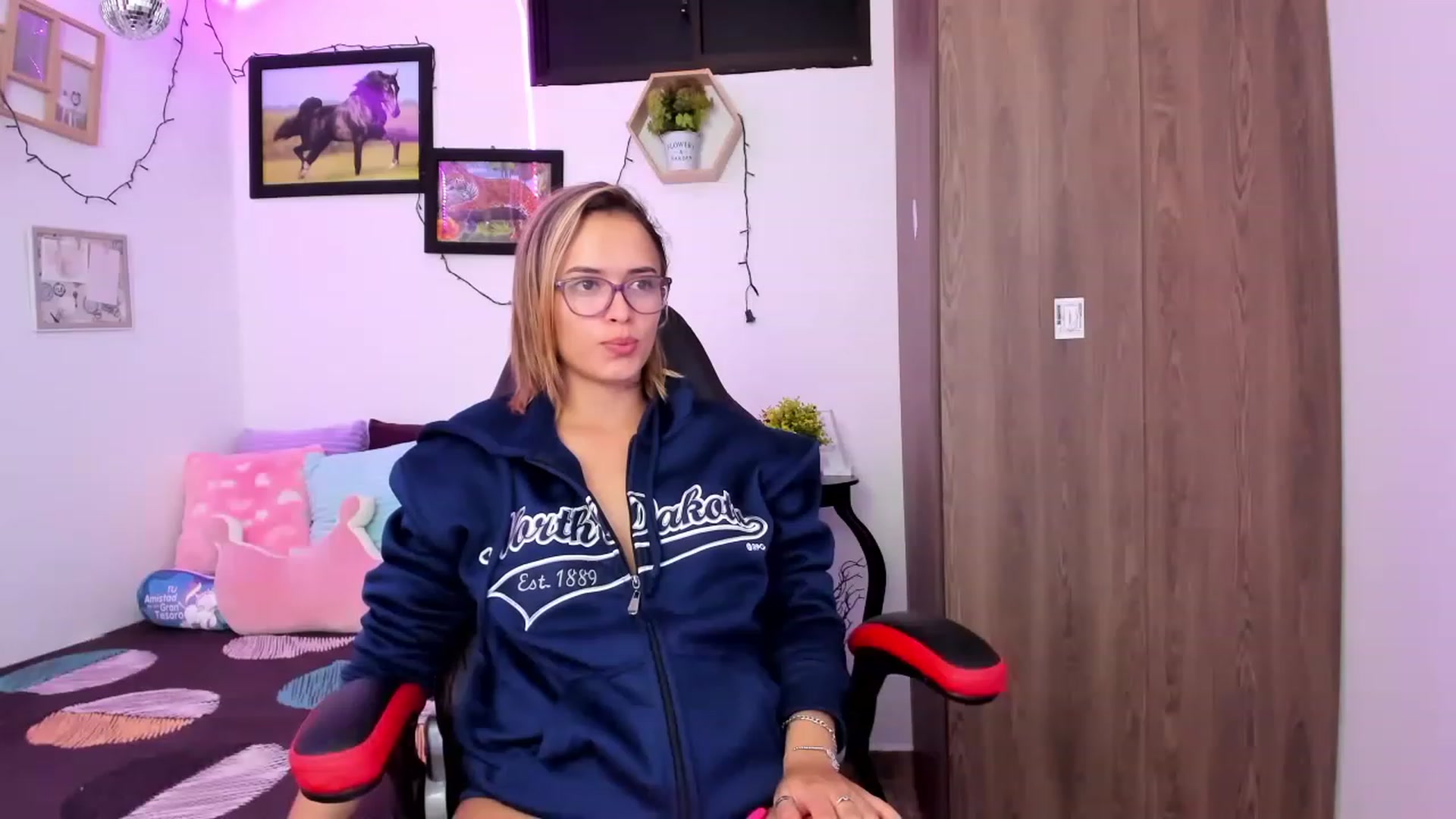 Gallery image thumbnail from Aziacollens98's myfreecams stream on, 11/19/2022, 04:40 image 9 of 20