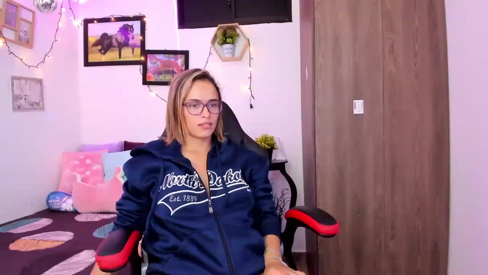 Gallery image thumbnail from Aziacollens98's myfreecams stream on, 11/19/2022, 04:40 image 2 of 20