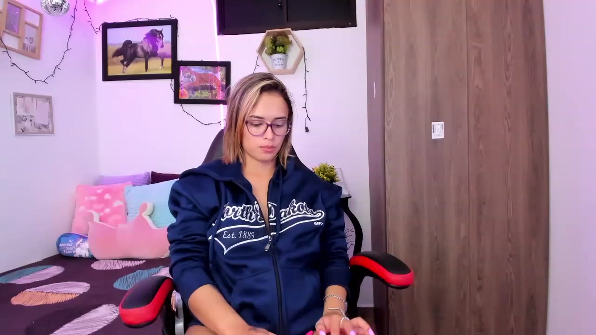 Gallery image thumbnail from Aziacollens98's myfreecams stream on, 11/19/2022, 04:40 image 6 of 20