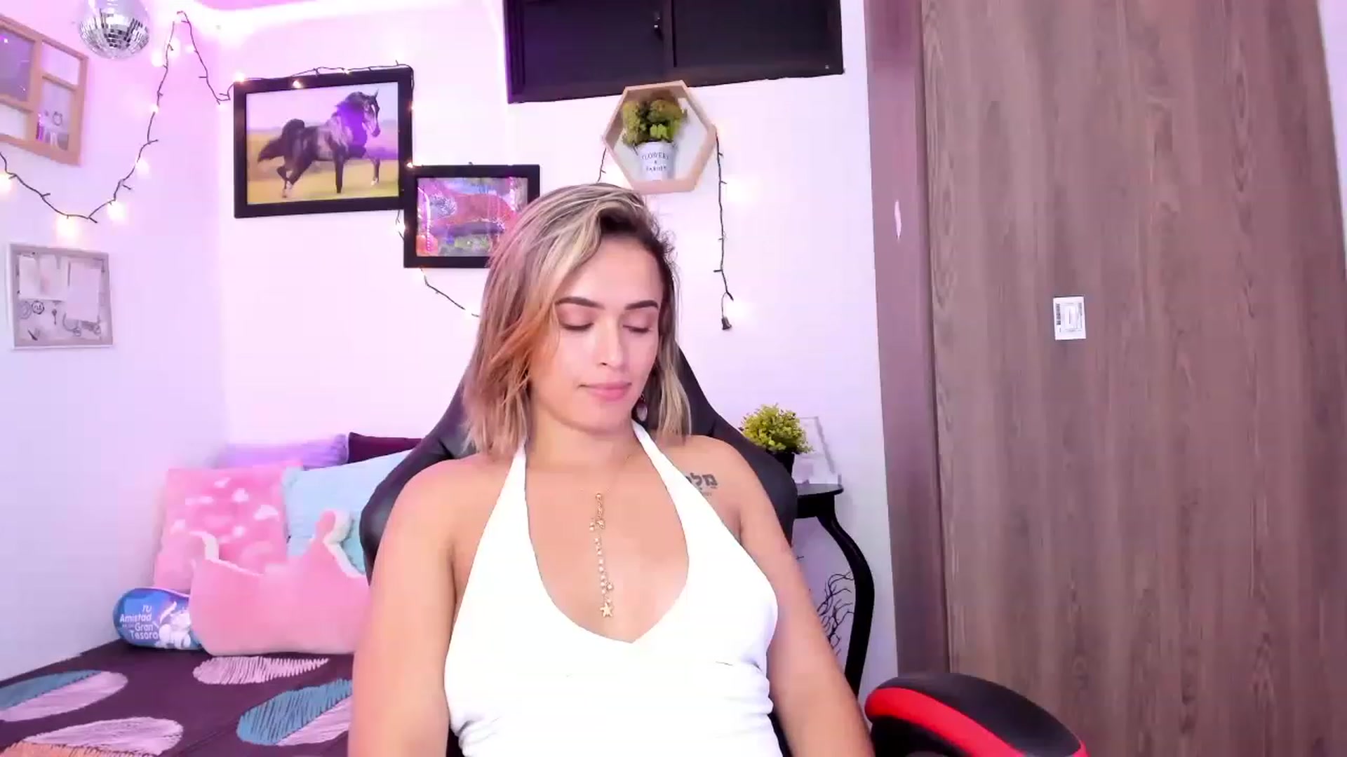 Gallery image thumbnail from Aziacollens98's myfreecams stream on, 11/20/2022, 05:46 image 9 of 20