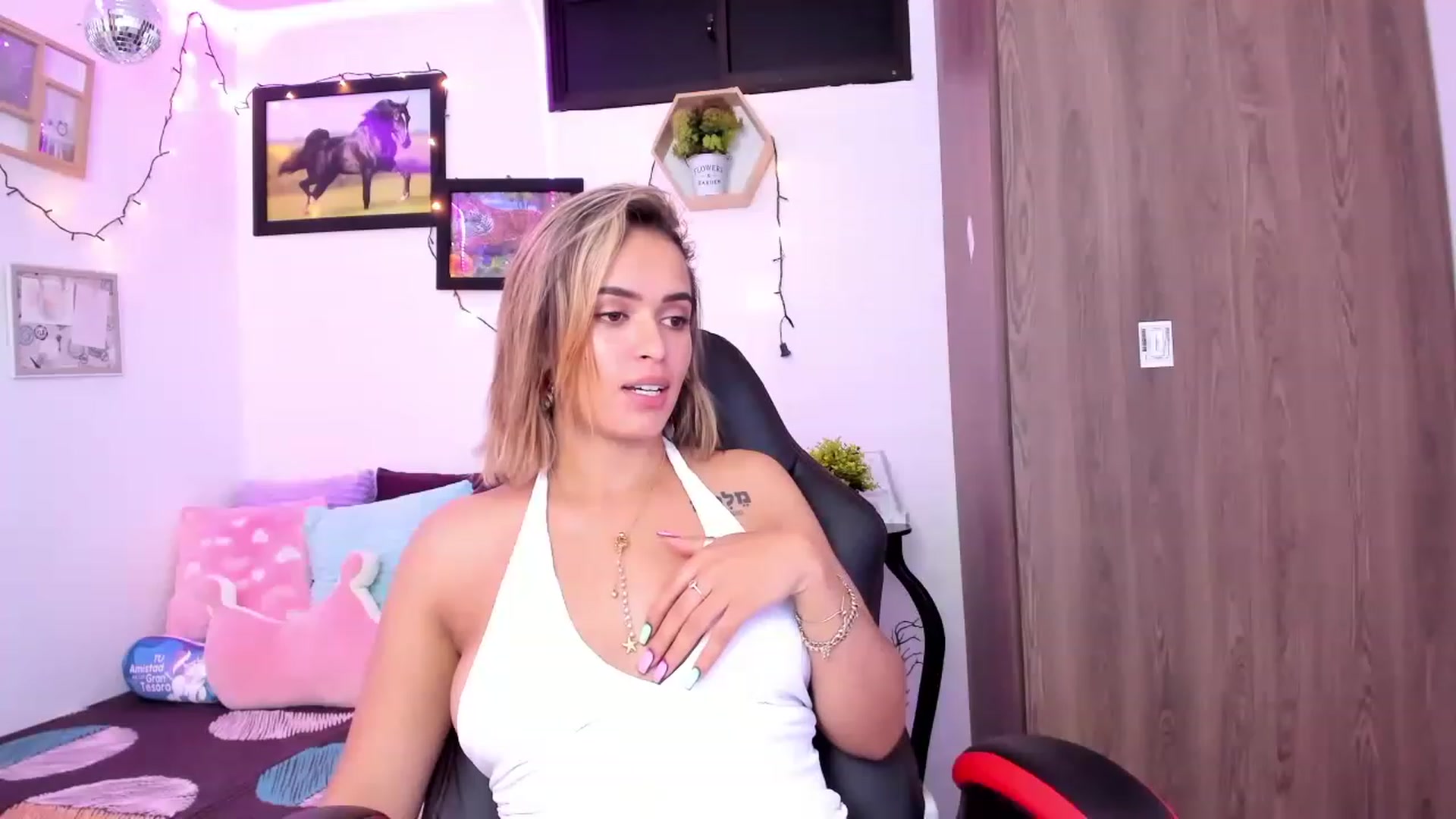 Gallery image thumbnail from Aziacollens98's myfreecams stream on, 11/20/2022, 05:46 image 15 of 20