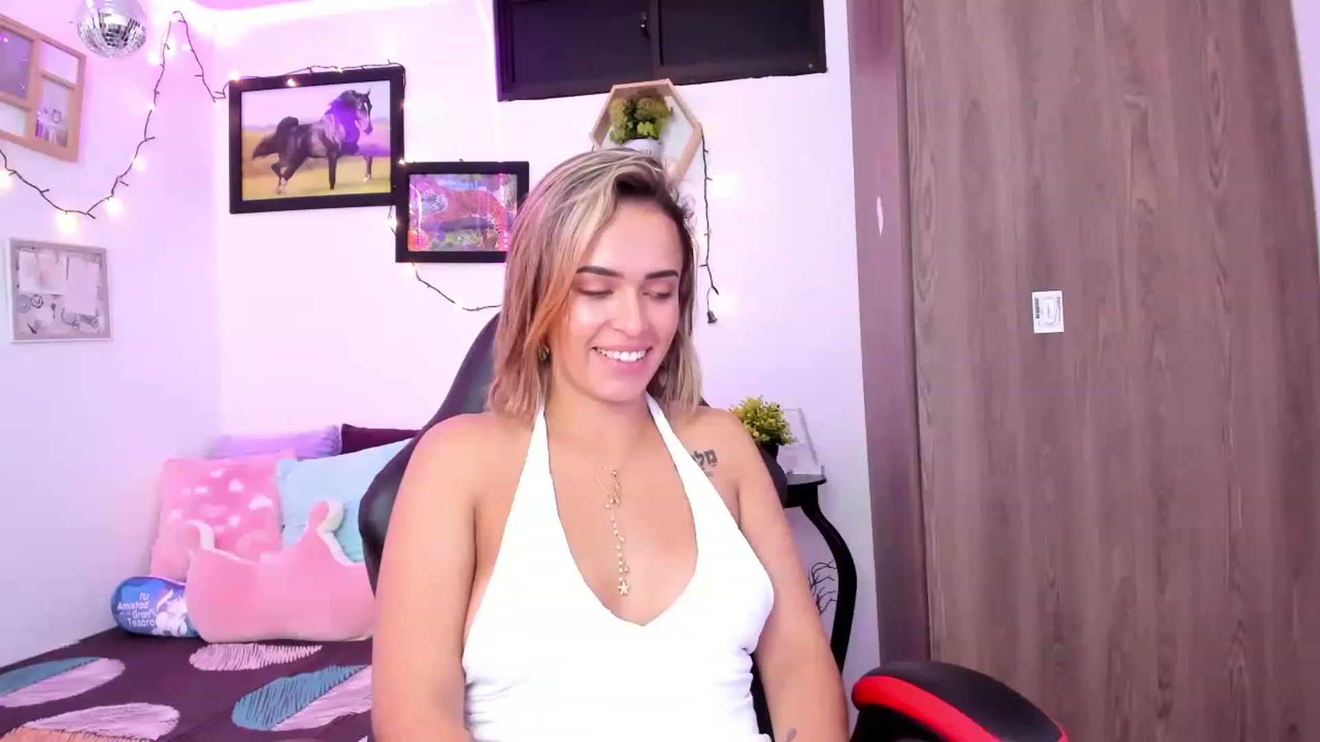Gallery image thumbnail from Aziacollens98's myfreecams stream on, 11/20/2022, 05:46 image 10 of 20