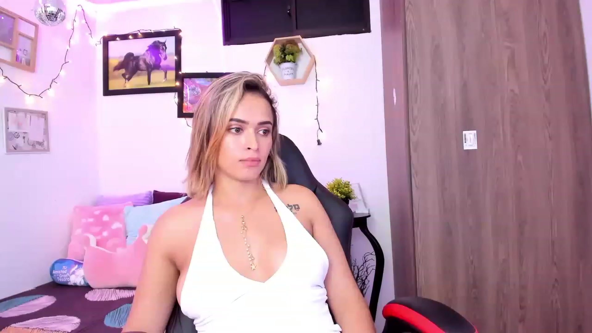 Gallery image thumbnail from Aziacollens98's myfreecams stream on, 11/20/2022, 05:46 image 11 of 20