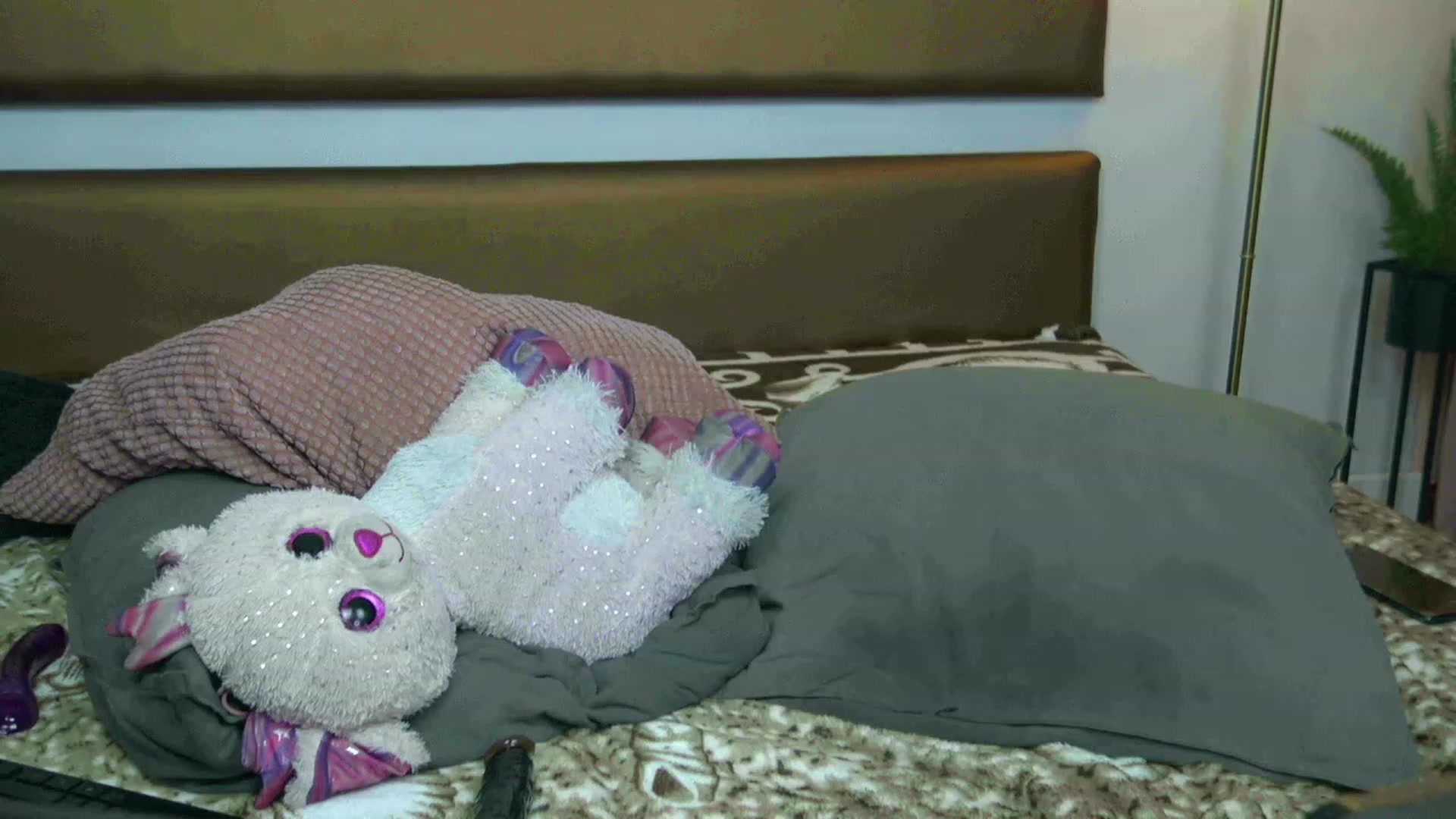 Gallery image thumbnail from B3llaSwannie's myfreecams stream on, 11/18/2022, 01:04 image 17 of 20