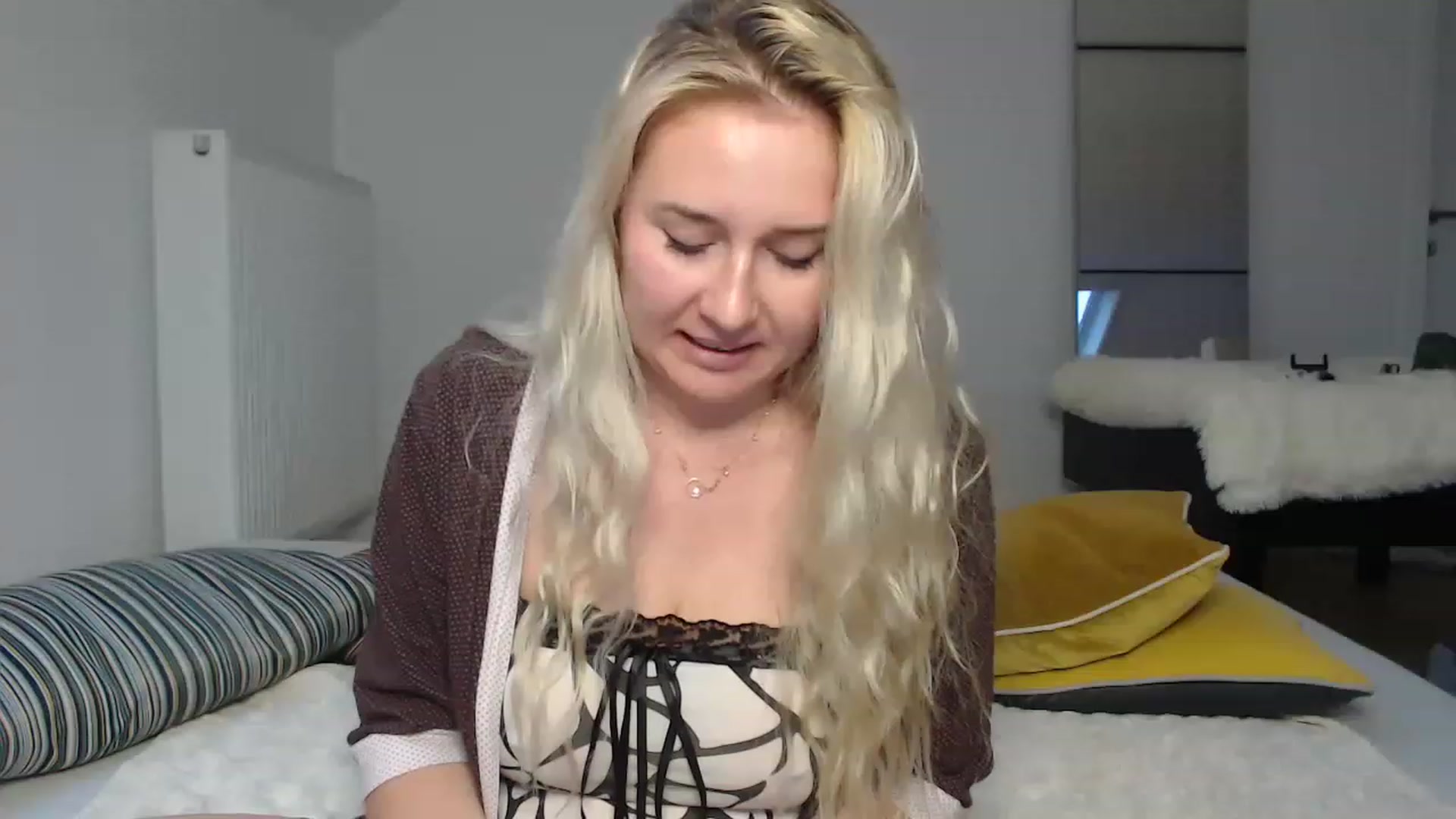 Gallery image thumbnail from BAHAMA_NIGHT's myfreecams stream on, 11/21/2022, 15:41 image 19 of 20