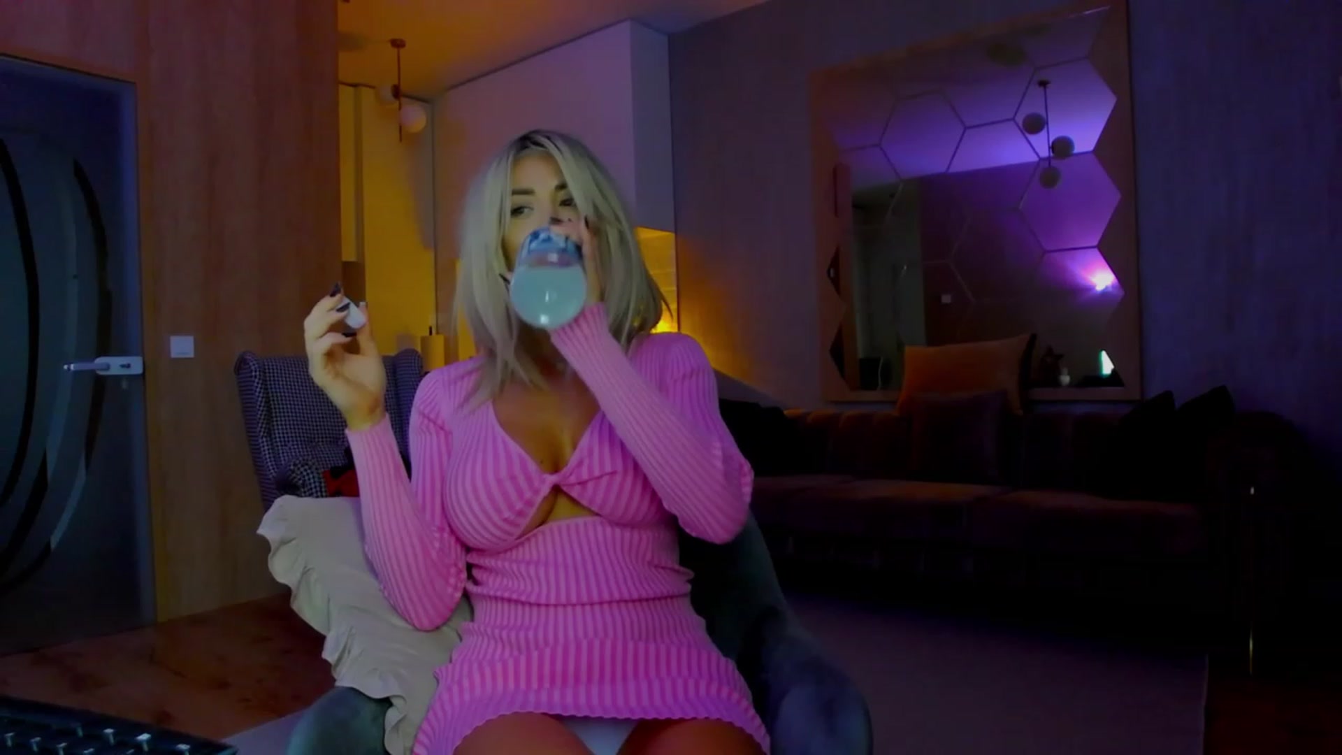 Gallery image thumbnail from BANDITAA's myfreecams stream on, 12/17/2023, 10:52 image 8 of 20