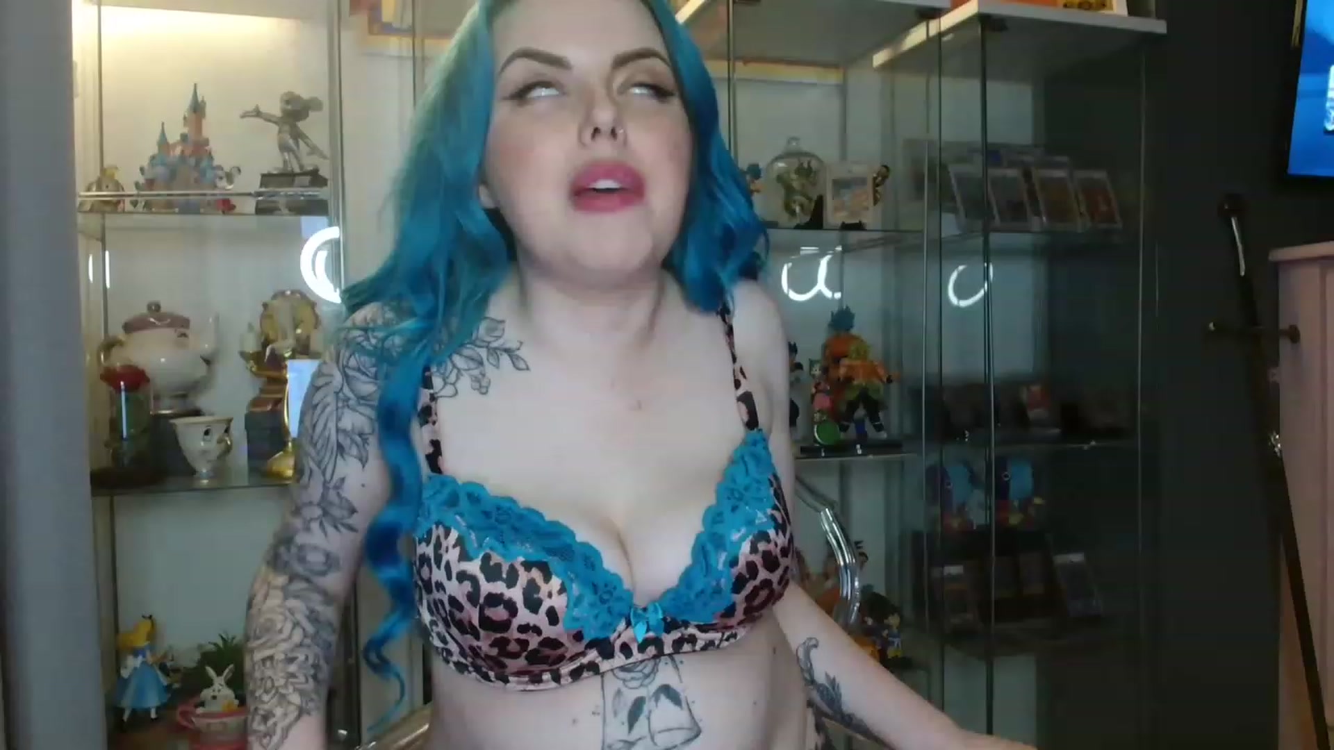 Gallery image thumbnail from BBlue_bird's myfreecams stream on, 05/06/2023, 23:29 image 19 of 20