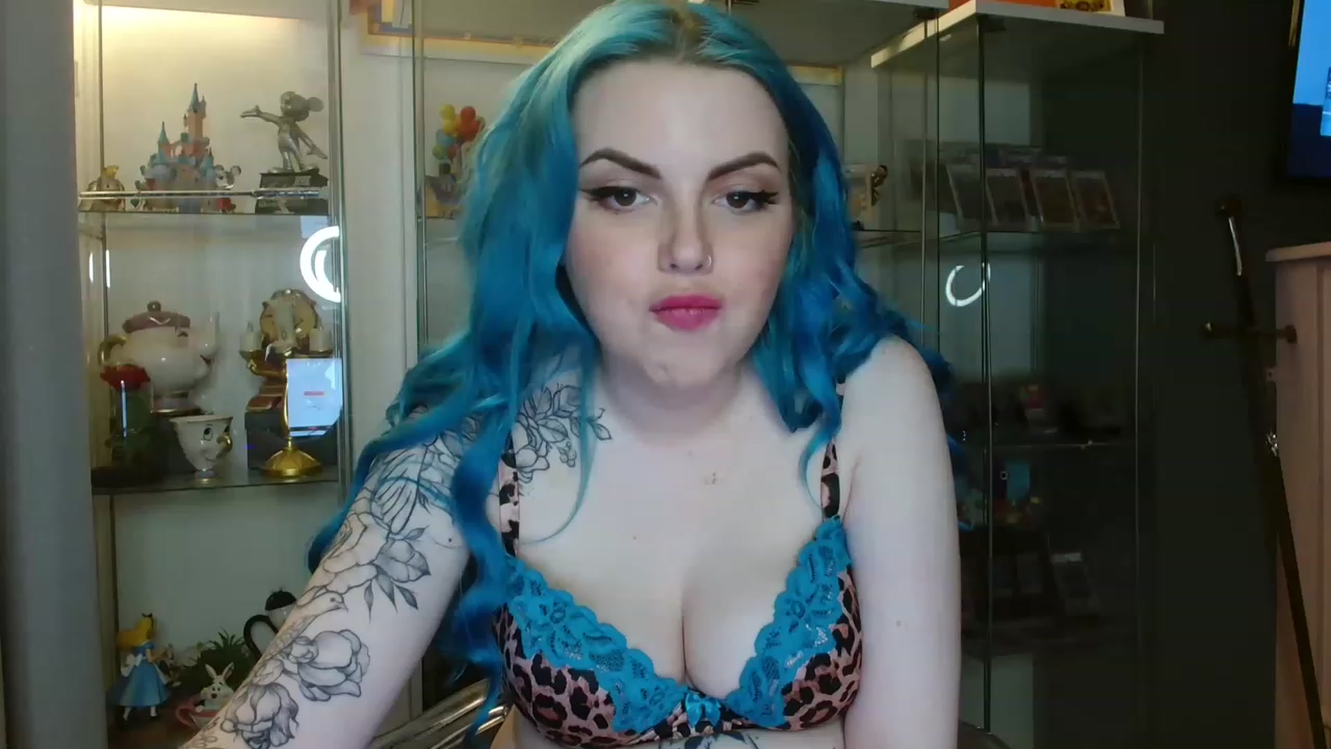 Gallery image thumbnail from BBlue_bird's myfreecams stream on, 05/06/2023, 23:29 image 14 of 20