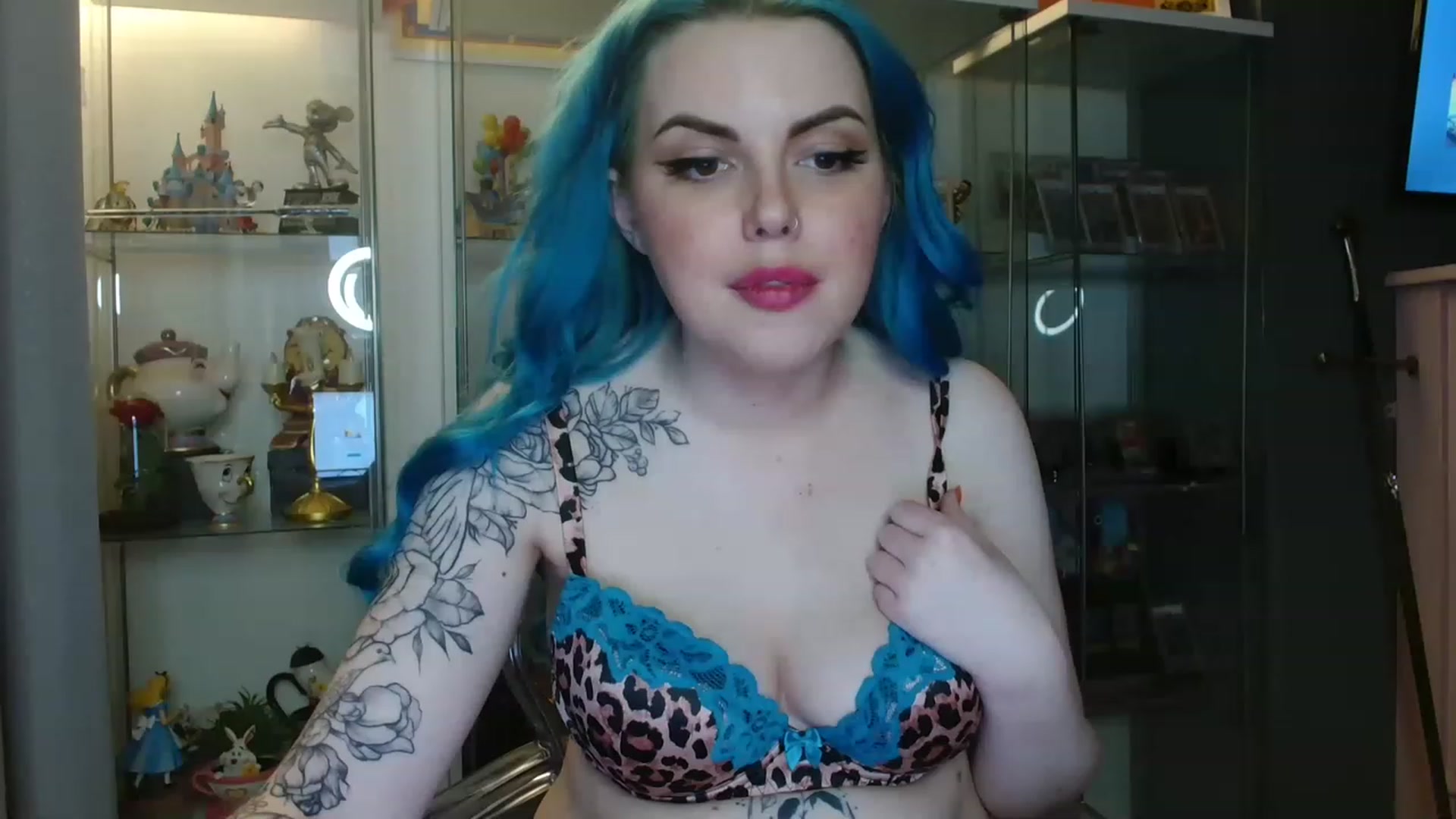 Gallery image thumbnail from BBlue_bird's myfreecams stream on, 05/06/2023, 23:29 image 12 of 20