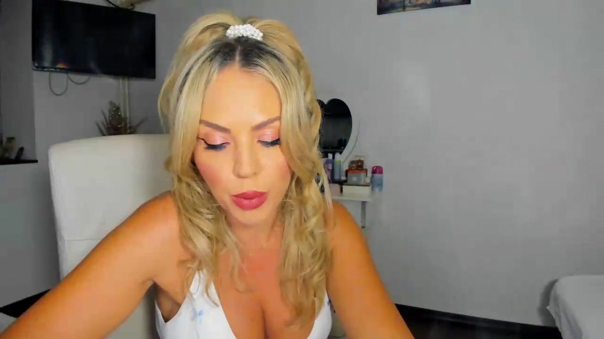 Gallery image thumbnail from BDayJOY's myfreecams stream on, 08/10/2026, 07:02 image 19 of 20