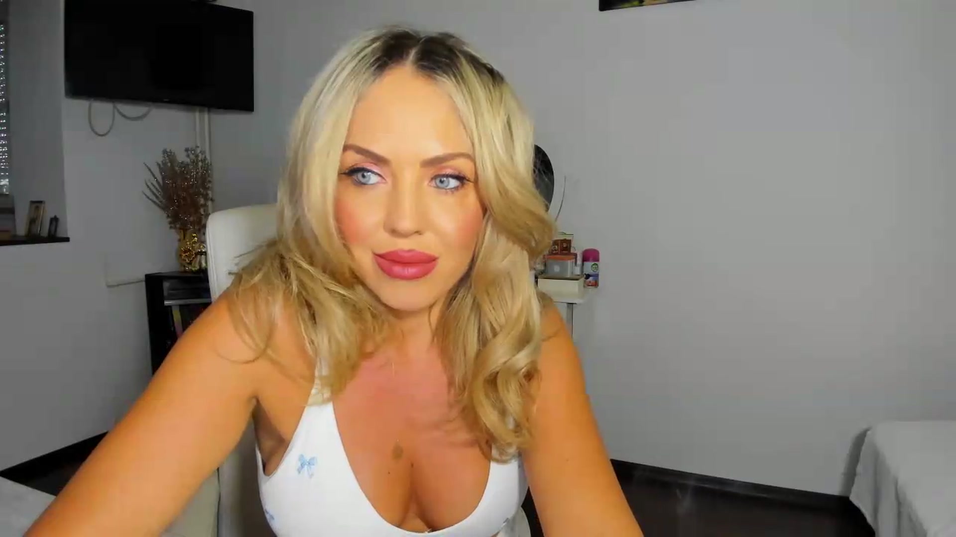 Gallery image thumbnail from BDayJOY's myfreecams stream on, 08/21/2026, 07:30 image 5 of 20