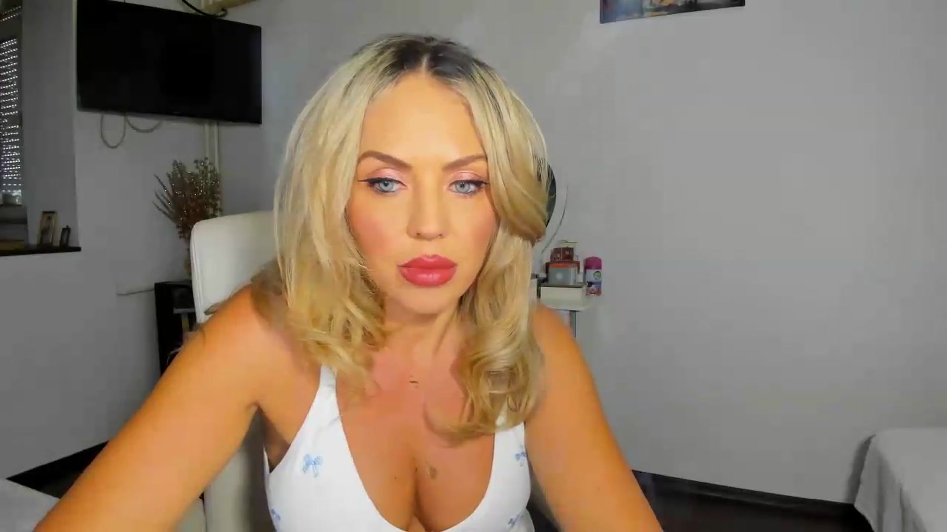 Gallery image thumbnail from BDayJOY's myfreecams stream on, 08/21/2026, 08:38 image 9 of 20