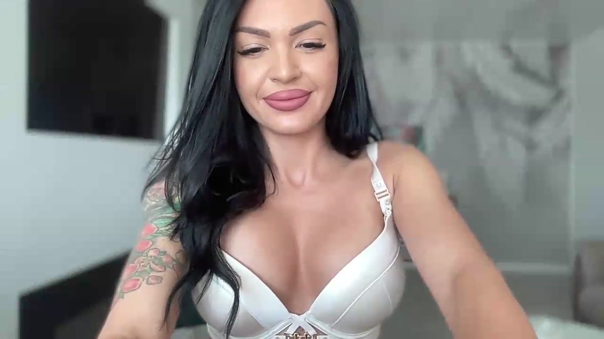Gallery image thumbnail from BELLADIANA's myfreecams stream on, 08/18/2026, 09:27 image 17 of 20