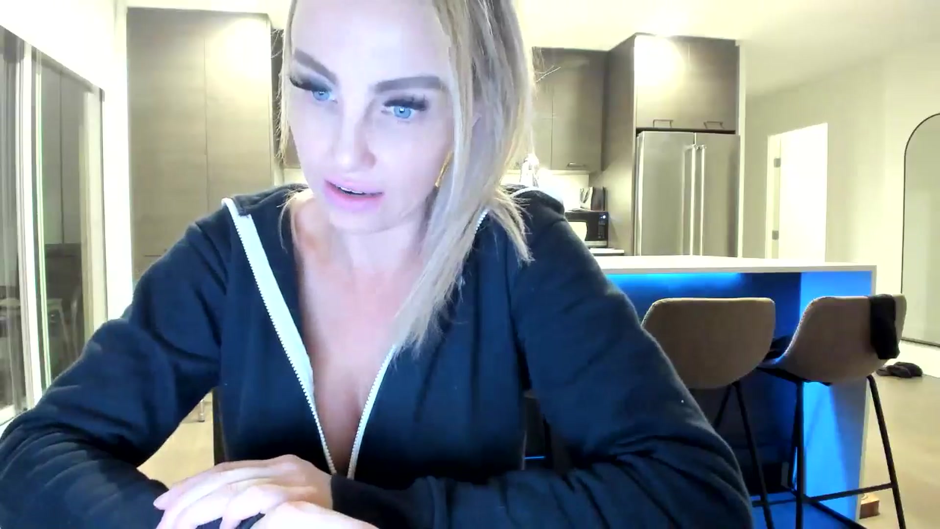 Gallery image thumbnail from BIRTHDAYBOOTS's myfreecams stream on, 04/19/2024, 04:08 image 9 of 20