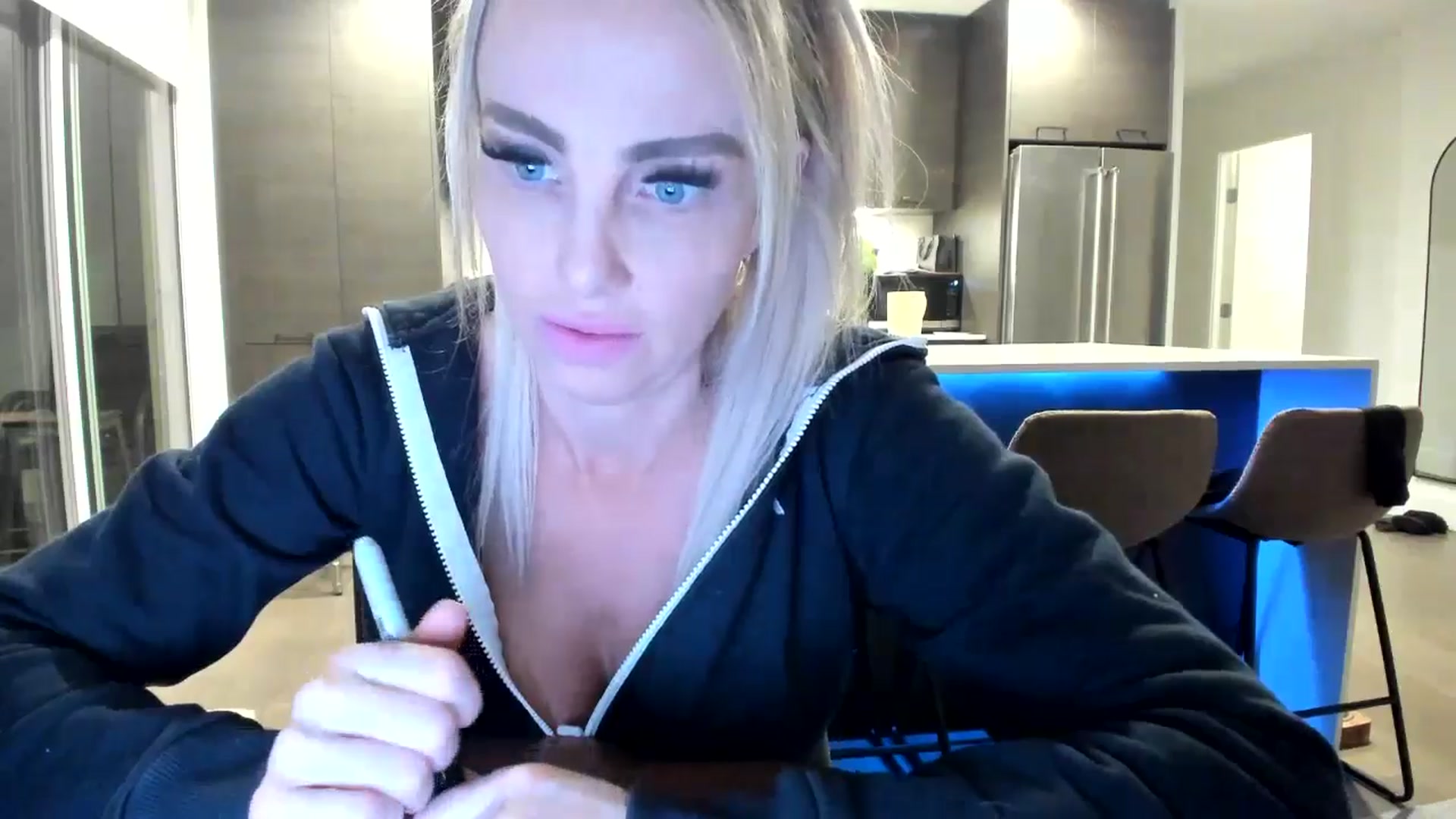 Gallery image thumbnail from BIRTHDAYBOOTS's myfreecams stream on, 04/19/2024, 04:08 image 10 of 20