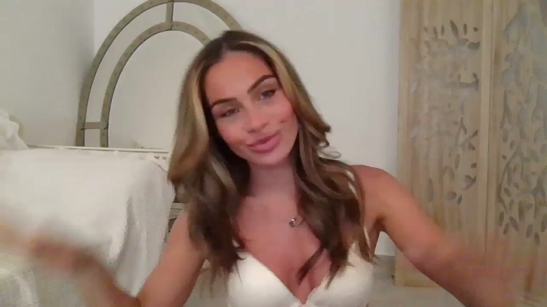 Gallery image thumbnail from B_Rhoades's myfreecams stream on, 08/04/2023, 17:44 image 15 of 20