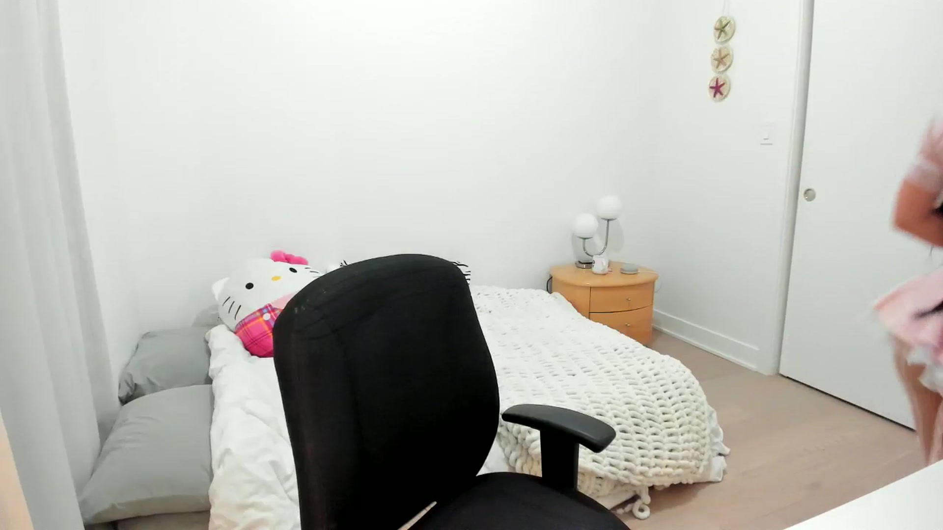 Gallery image thumbnail from BabieLee's myfreecams stream on, 10/30/2024, 23:50 image 3 of 20