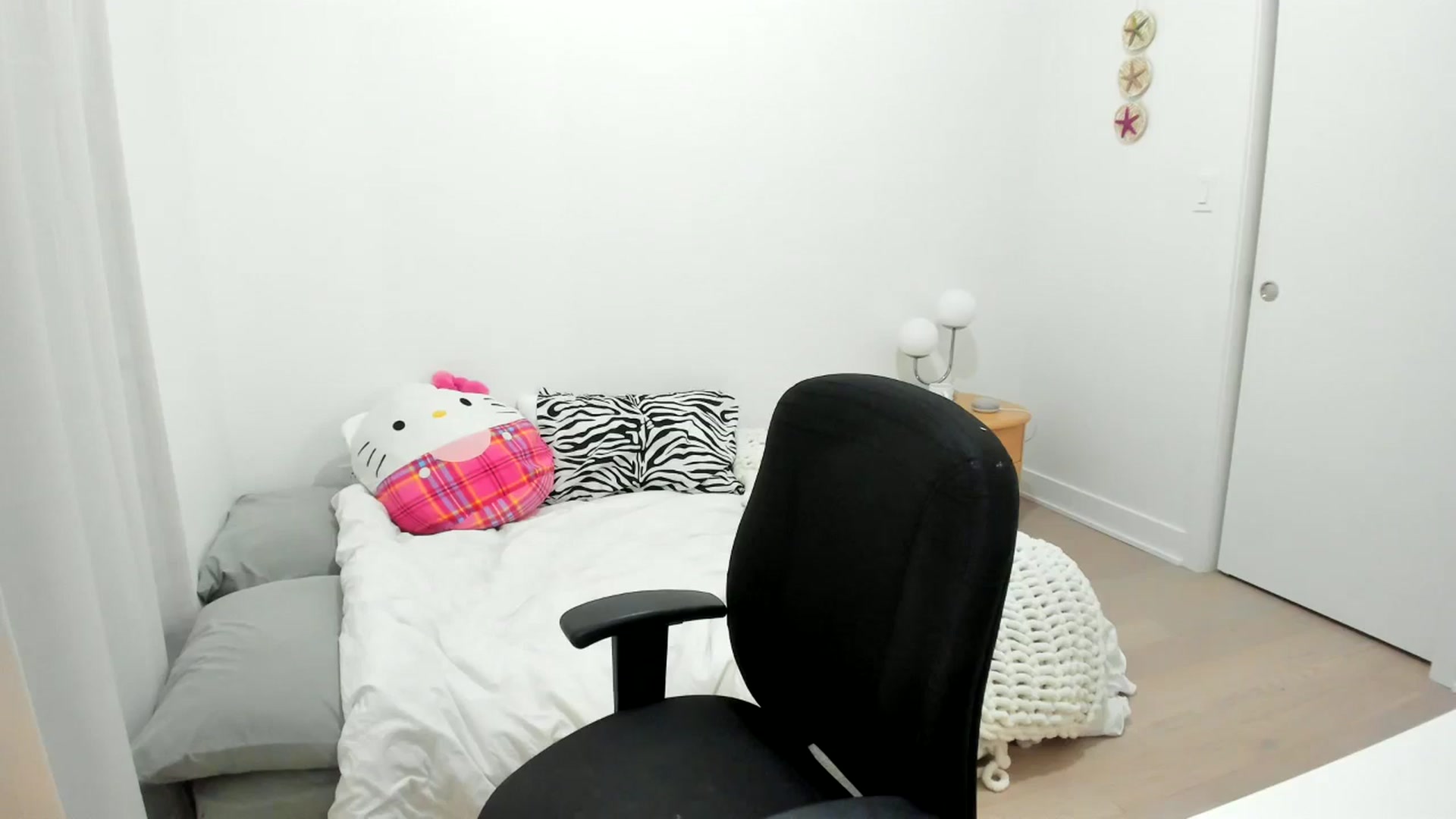 Gallery image thumbnail from BabieLee's myfreecams stream on, 10/30/2024, 23:50 image 13 of 20
