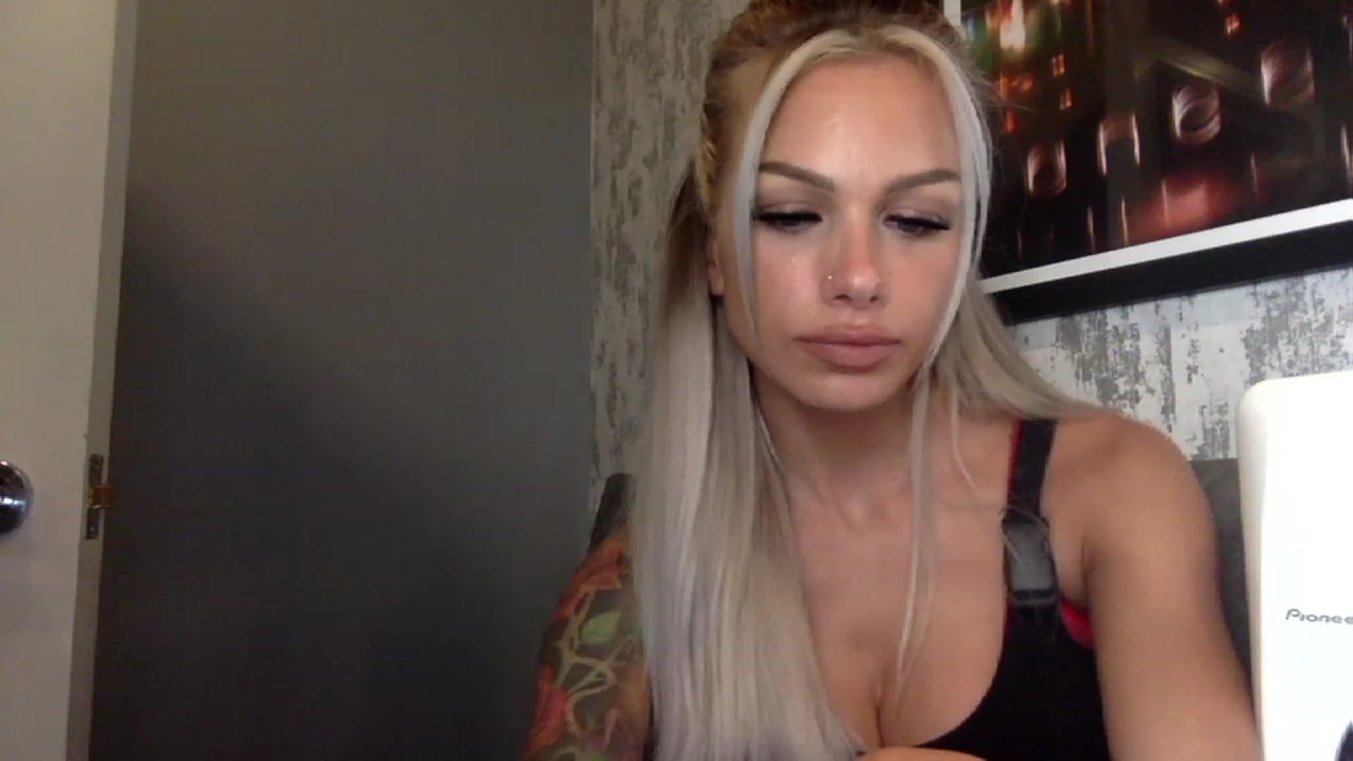 Gallery image thumbnail from BabyDaisyx's myfreecams stream on, 11/18/2022, 18:25 image 12 of 20