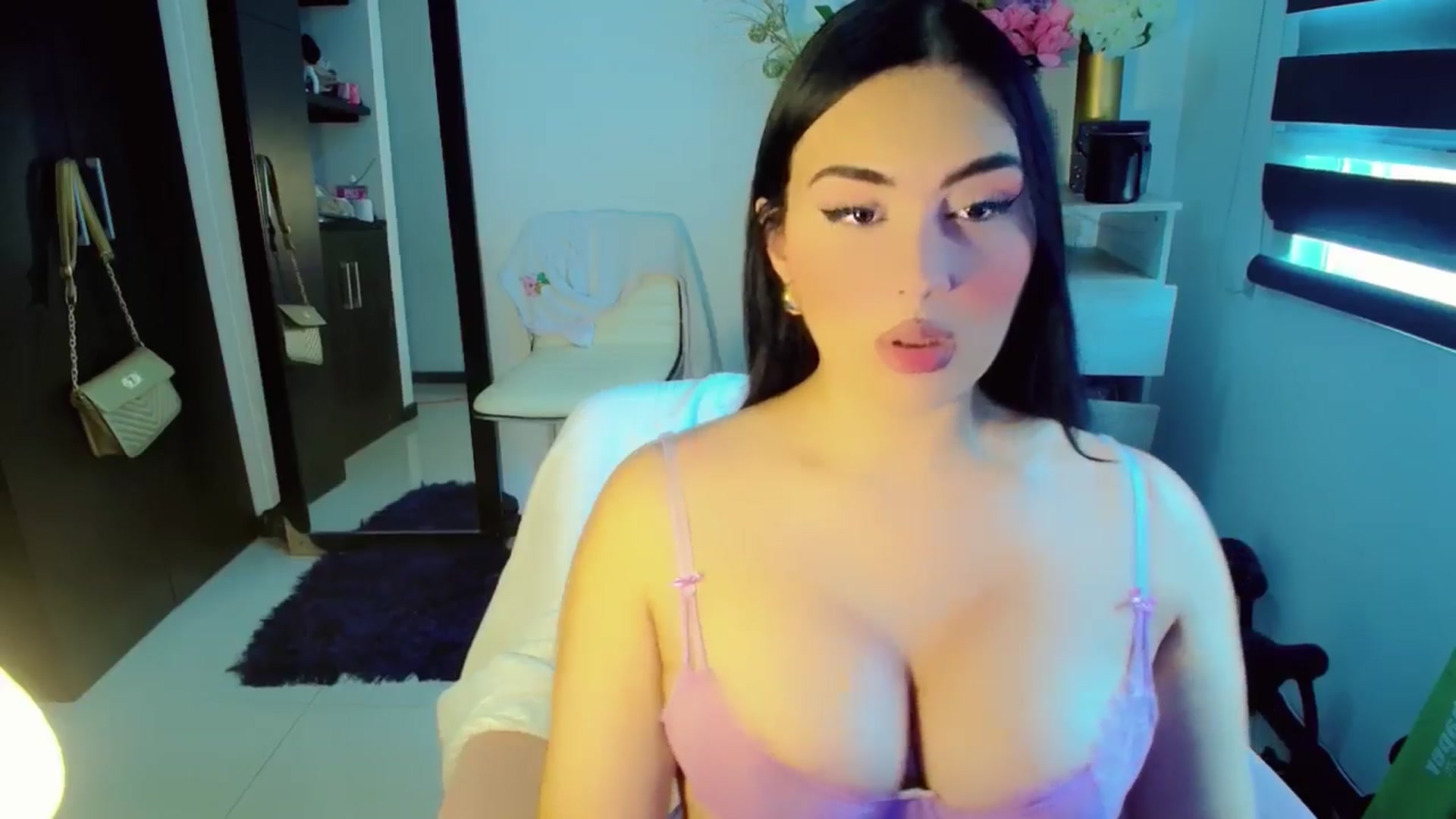Gallery image thumbnail from BabyGiirl's myfreecams stream on, 06/20/2024, 19:37 image 15 of 20