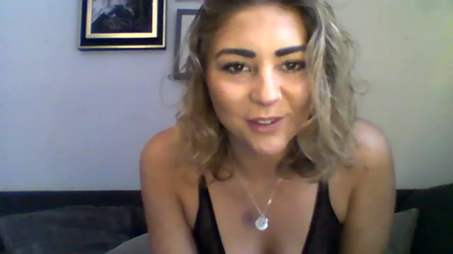 Gallery image thumbnail from BabyRoxoxox's myfreecams stream on, 03/29/2023, 10:18 image 12 of 20