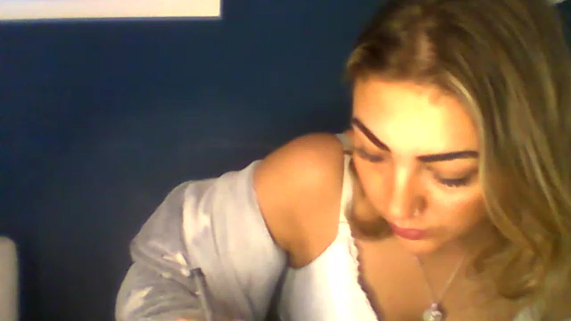 Gallery image thumbnail from BabyRoxoxox's myfreecams stream on, 04/01/2023, 12:47 image 12 of 20